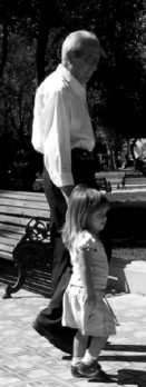 Foto di un anziano con bambina per mano