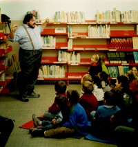 bambini in biblioteca